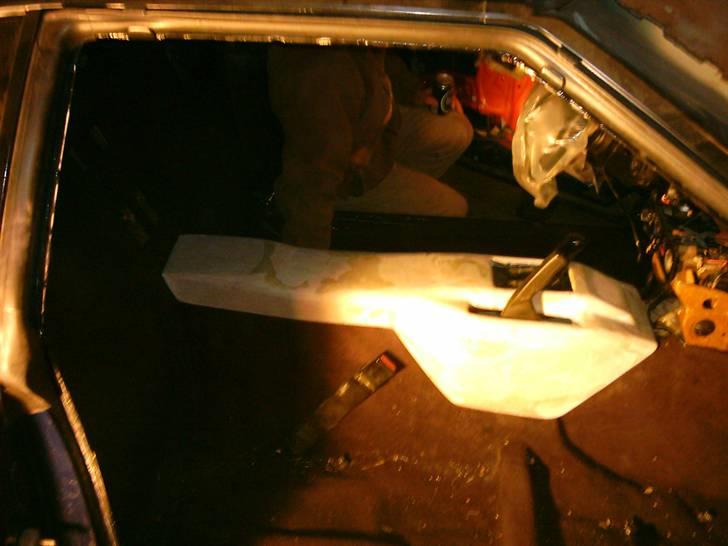 Anlæg i AW11 targa - Prøvemontering for at sikre den stadig kan glide frit ned på plads. billede 13