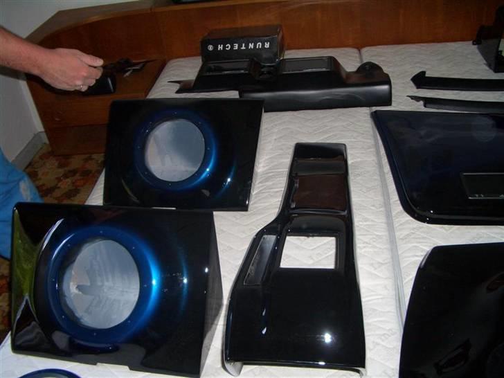 Anlæg i AW11 targa - Lakeret blanksort. Baskasserne lakeret ses til venstre billede 15