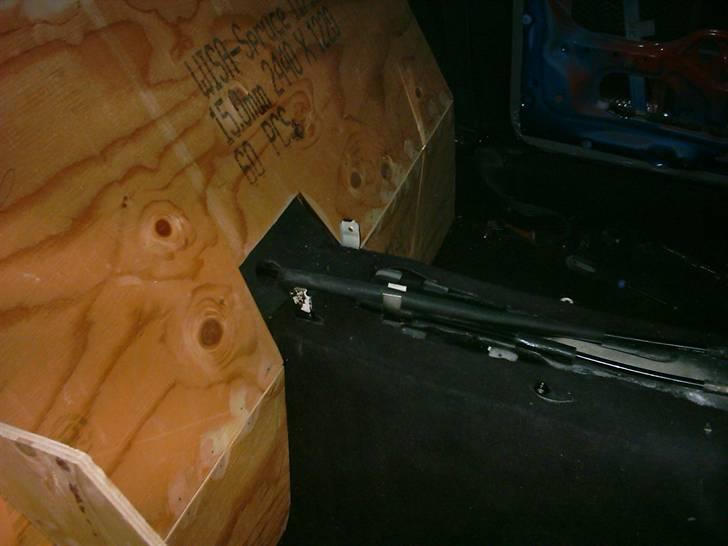 Anlæg i AW11 targa - Bagvæg ind imod motoren stabiliseres for at kunne bære forstærkerne og give en hel plan overflade til monteringen af bas- og subkasse. billede 16