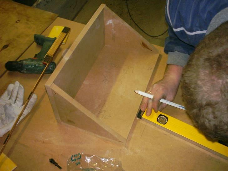 Anlæg i AW11 targa - Kabinetterne til kickbasserne opbygges i MDF billede 17