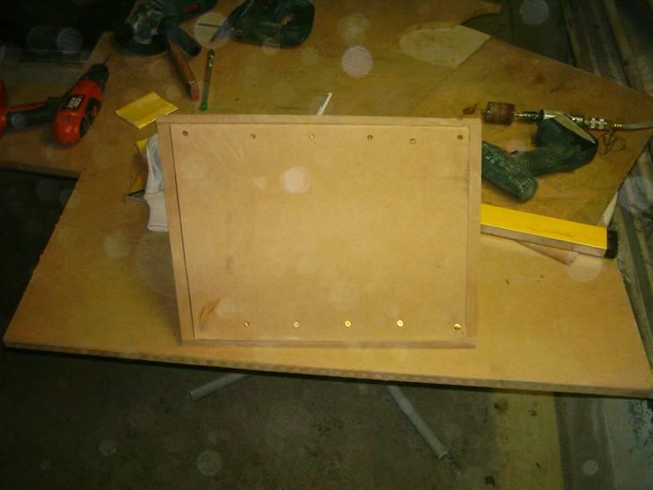 Anlæg i AW11 targa - Baskassen lukket - læg mærke til den ene side er skrå. Dette skyldes at konsollen i bilen også er skrå. billede 19