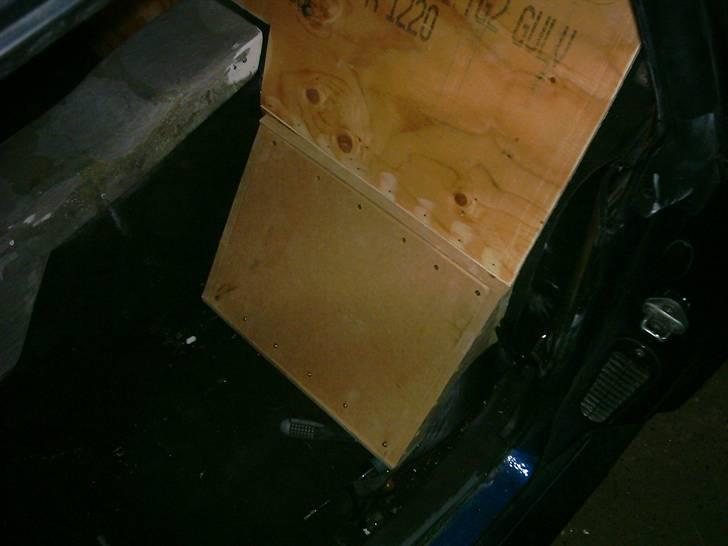 Anlæg i AW11 targa - Endnu en prøvemontering. Kasserne er tilpasset med hakker i bunden, så de glider nedover vangerne. billede 20