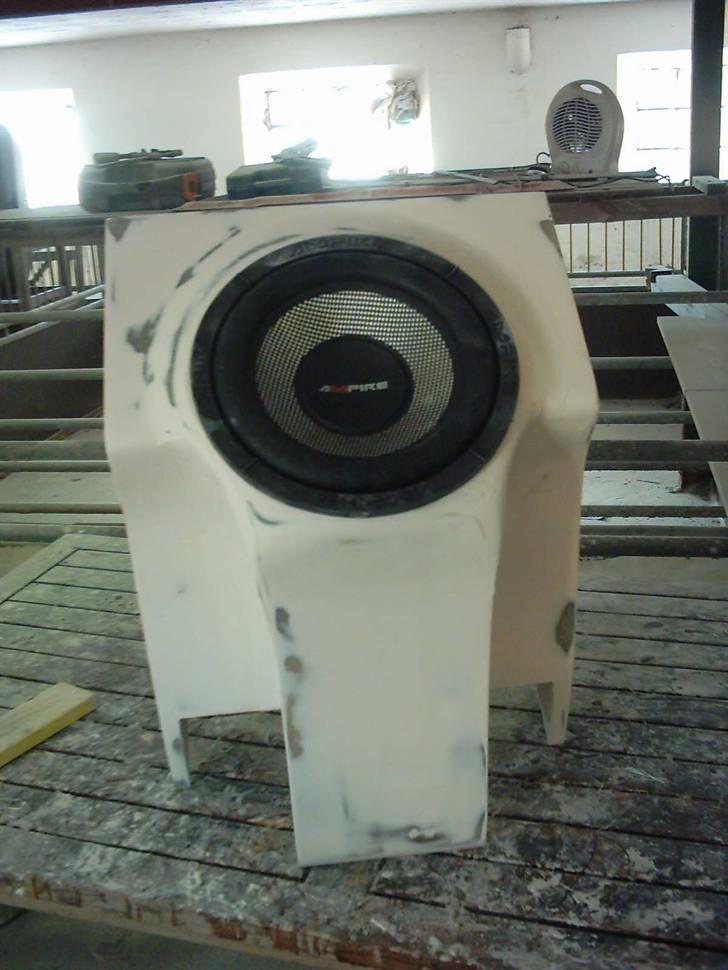 Anlæg i AW11 targa - Enhed lagt i subkassen og sidste lag finspartel lagt i billede 28