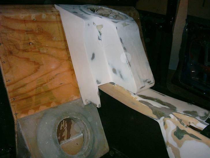 Anlæg i AW11 targa - Prøvemontering sammen med konsol og kasser til kickbas. Lidt tilpasning skal der til for at den ikke støtter forkert på kasserne. billede 29