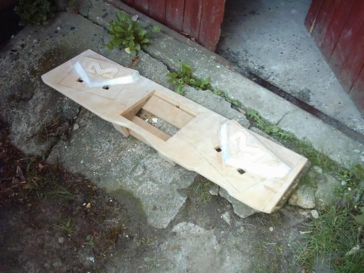 Anlæg i AW11 targa - MDF plade til bagagerummet, så Monoblok og tørcellebatterierne kan står der og powerbank kan ligge frit synligt. billede 34