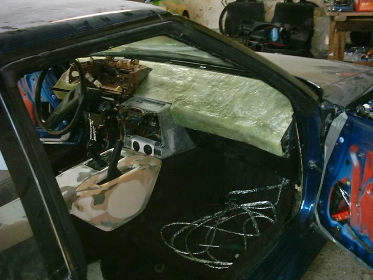 Anlæg i AW11 targa - Glasfiber lagt over det org instrumentbord. Desværre mente Fstyr at det org. bord er bærende, så dette måtte jeg ikk ændre. Så istedet måtte jeg bygge ovenpå det org. Så skal de godkende den ombygning og indse den bærende del ligger UNDER bordet. Og først der kan jeg bygge det hele om incl instrumenteringen. billede 36