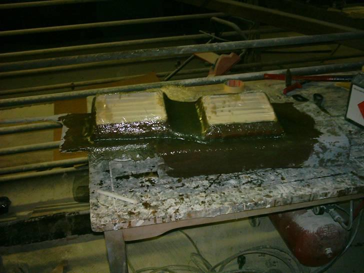 Anlæg i AW11 targa - Glasfiber lagt over udbygning til skærmene på instrumentbordet. billede 38