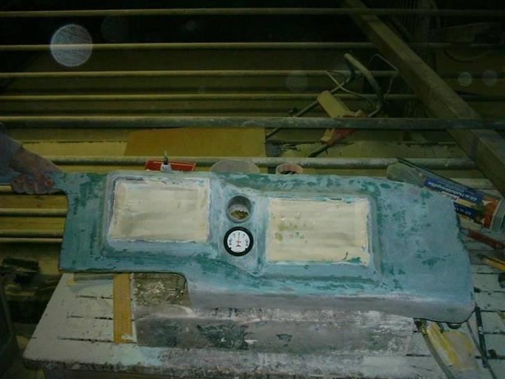 Anlæg i AW11 targa - Skåret ud til måleure i instrumentbordet. Bare roligt det på billedet er noget billigt crap udelukkende indkøbt til prøvemontering, så der ikke kom skidt på de dyre ure :D billede 39