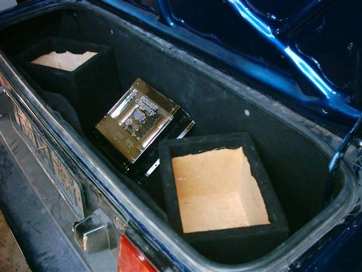 Anlæg i AW11 targa - Bagagerummet med kasser til batterierne. billede 40