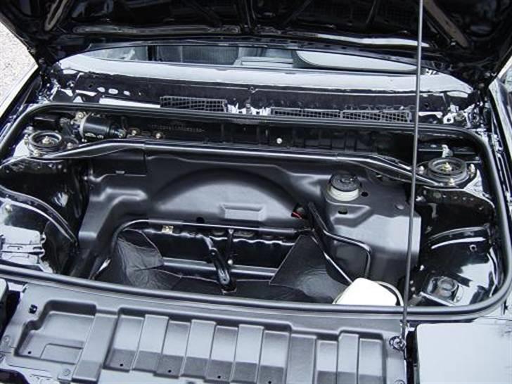 Anlæg i AW11 targa - Det forreste bagagerum - ubrugeligt til anlæg, da tagene optager 80% af pladsen når solen skinner. billede 51