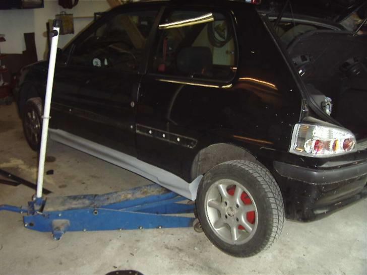 106 XS bygget om ;) - Her er listen taget af, sideskørt testet, og så har vi klippet op i skærmkanten bag på. billede 2