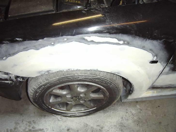 106 XS bygget om ;) - Her er skærmforøgerene blevet bygget op i glasfiber og spartelet ind i bilen ;) billede 5