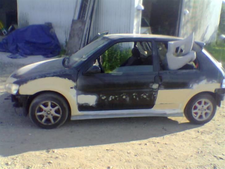 106 XS bygget om ;) - Så er bilen pakket, taget 2 min inde vi kørte til maler ;) billede 22