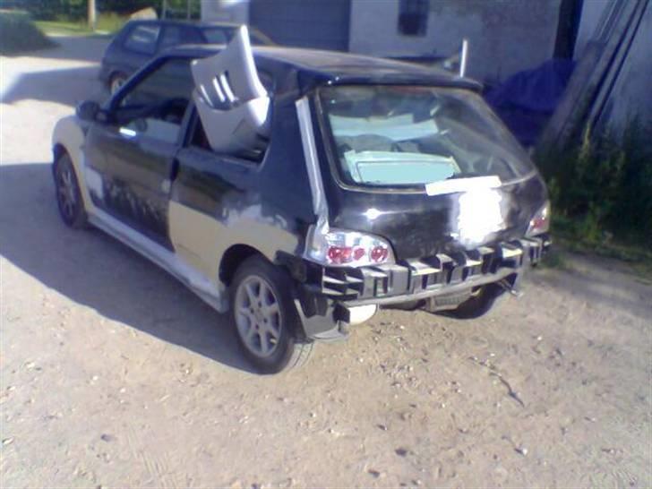 106 XS bygget om ;) - Så er bilen pakket, taget 2 min inde vi kørte til maler ;) billede 23