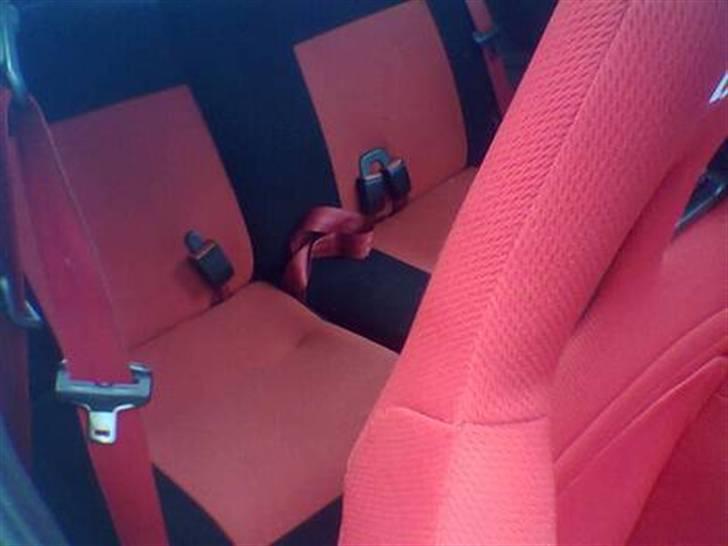 106 XS bygget om ;) - Kabinen, røde racersæder, og sort/rødt betrukket bagsæde ;) billede 34