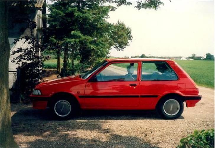 Fra min første bil til nu - Fik lngt på job så der skulle noget nyt til i 91
Toyota Corolla DX 1,3 12v 75 HK
Blev totalt oplakeret inden jeg fik den og fik indfarvet kofangerne. billede 6