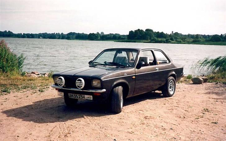 Fra min første bil til nu - Efter lidt istan sættelse 2 paneler 2 halve skærmkanter 2 inderskærme plus vange forstærkning 2 A-stolpe bunde og 2 forskærme + diverse.
Blev den malet i påsken 89
Fed vogn med ATS Classik 6 x 13" med Michelin Pilot 205 / 60-13 billede 5