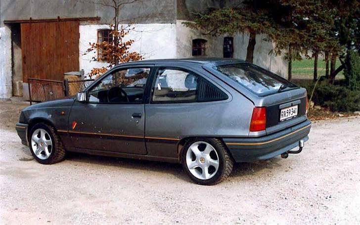 Fra min første bil til nu - Opel igen :O)
Kadett E 1,8i FUN 90 HK
Sænket 15" Fondmetal fælge med 195/50-15 MOMO Corse Rat, Remus bagpotte Hvide for blink og så lidt tape tuning Fondmetals farver i kofanger og lister og Logoet i stort på døren + sort røv og B-stolpe / dør.
 billede 8