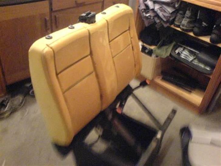 Vito kabine - Det gamle betræk revet af. skal bruges som model til og klippe de nye stykker stof billede 2