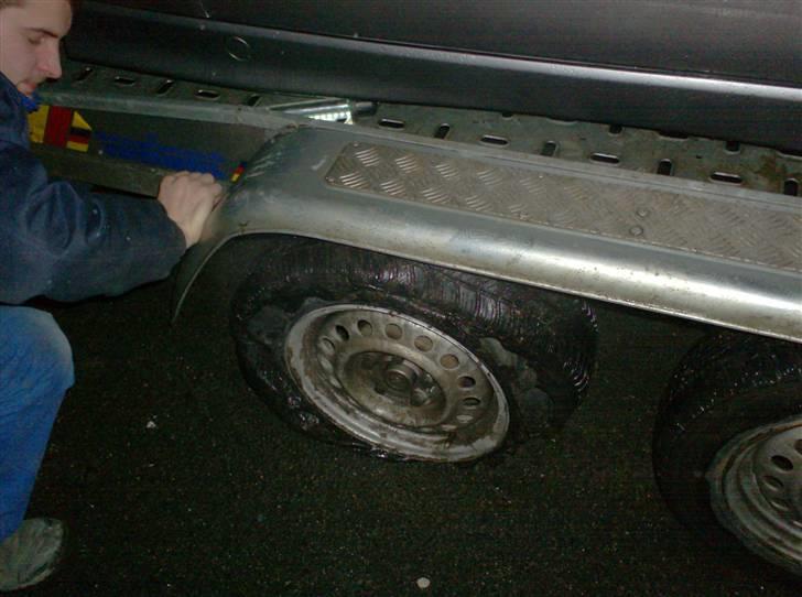 Bmw E36 cab ombygning - Det er så ikk ret fed at et hjul på en trailer med en bil på springer i luften billede 24