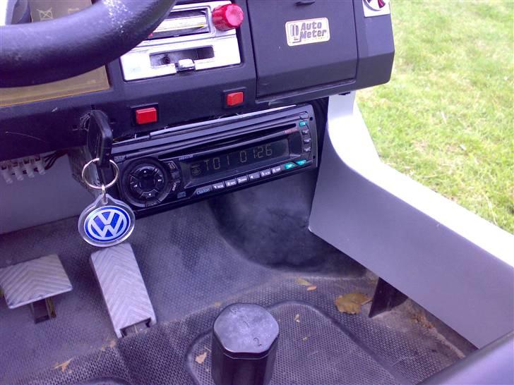 Gejlet El-bil til ungerne - CD-afspiller med 6X9 under sædet.. Og det virker ! så kører ungerne rundt i haven med Techno :P billede 2