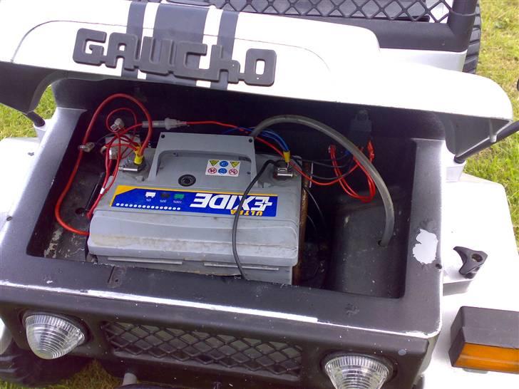 Gejlet El-bil til ungerne - Jaaaa, det er jo så maskineriet ! hehe.. 12v 44A.. Der skal jo lidt til at trække alt det gejl.. billede 9