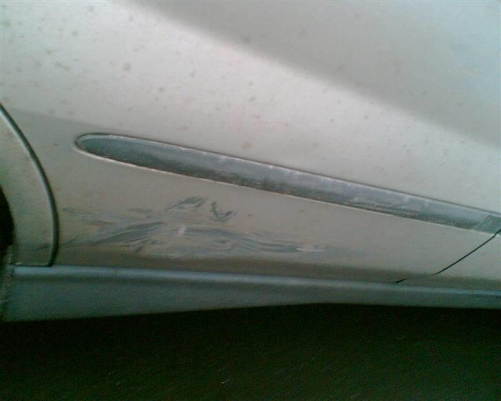 Nissan Almera Tino 2,2 Dci Visia - Ja, det er svært at se for al snavset, men der er en fin bule... billede 35