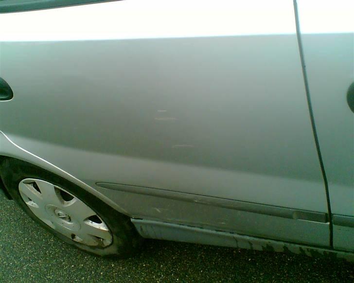 Nissan Almera Tino 2,2 Dci Visia - Vaskede bilen og pludseligt kunne man se alle ridserne også... billede 36