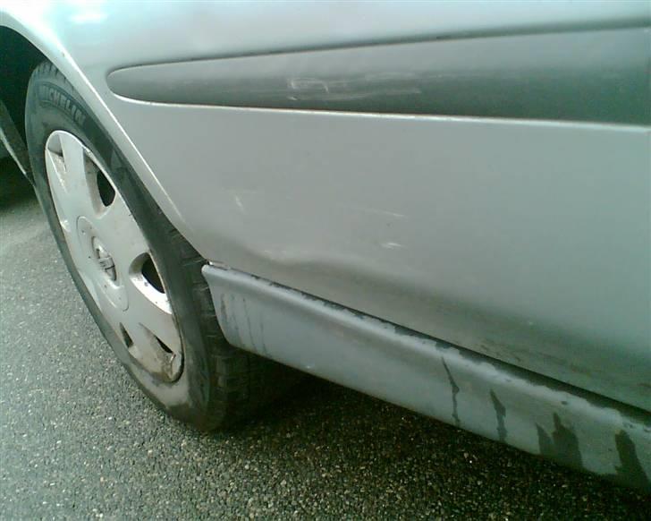 Nissan Almera Tino 2,2 Dci Visia - Bliver rart at få lavet denne skade, for døren har ikke kunnet åbne efter sidste reperation:o( billede 37