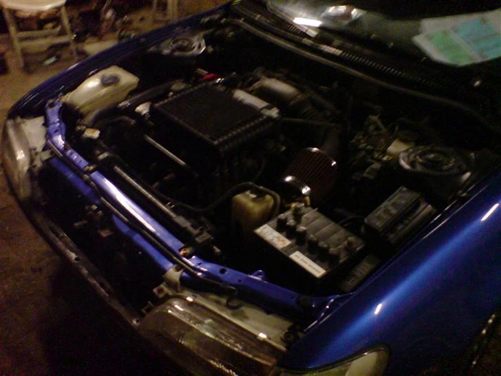 Fra 4AFE til 4AGZE (Kompressor) - Så kom den nye motor i efter en lettere omgang modificering.. passede stort set 100% over, var ganske små ting der skulle modificeres.. tror kun det var koblingsrøret der var for kort, men passede fra den gamle.. og så skulle der lige ordnes lidt ledninger.. billede 19