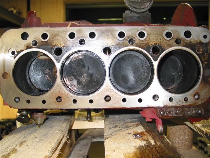 MG Metro 1275 motor - Stemplerne inden de blev pillet ud. Skulle efter sigende kun være 1700 km gamle, but who knows? billede 7