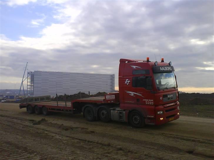 Min arbejdsplads - Var lige nede ved lars larsen`s nye lager og aflevære nogen betong elementer billede 8