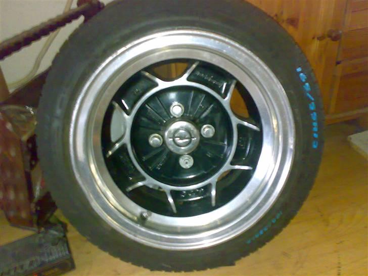 Tysker Fælge samlingen - Ats 8X13 et 01 (gave fra en tysker ved bil handel) Se hakket og man forstår hvorfor det blev en gave.. :-)
Den er så blevet poleret efterfølgende efter at have ligget på loft i 3 år og bruges nu som pynt i stuen. billede 57