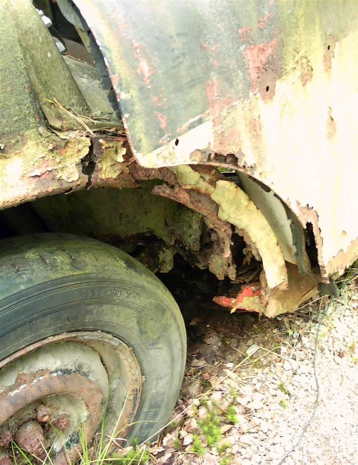 Bilkirkegård i Ryd i Sverige..... - Så rådden kan en Volvo Amazon skærmkant blive! Lad være med at stampe for hårdt i jorden i nærheden! 
 billede 8