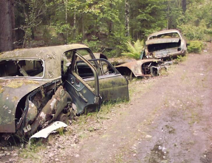 Bilkirkegård i Ryd i Sverige..... - Hvad har vi mon her? En gammel Mercedes og en Taunus P3.
 billede 6