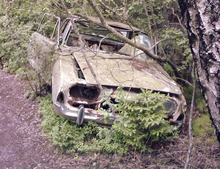 Bilkirkegård i Ryd i Sverige..... - En anden Taunus P3 set forfra, der er lidt mere tilbage af den! Den har jo døre endnu! ;-)

 billede 9