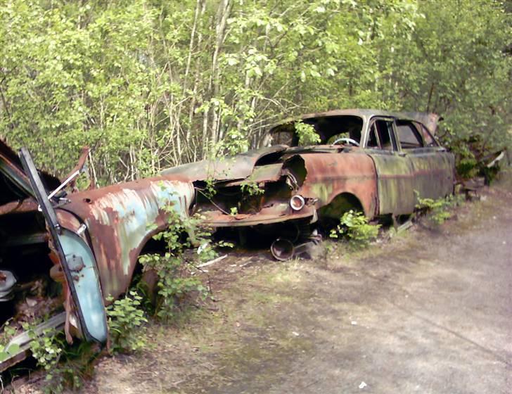 Bilkirkegård i Ryd i Sverige..... - Piet van Deurs..... HVAD F.... ER DET?!! 

En gammer Vauxhall? Eller er det en Kapitän? Jeg kan ikke se det.
 billede 10