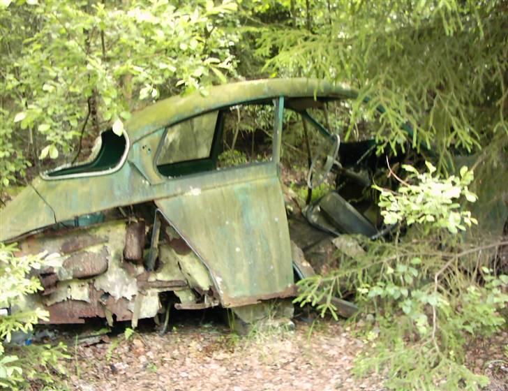 Bilkirkegård i Ryd i Sverige..... - En gammel Saab. billede 12