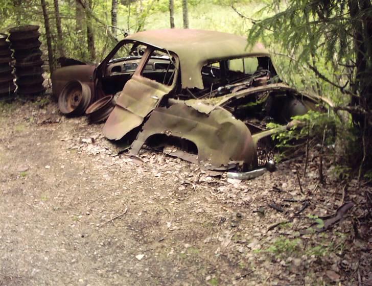 Bilkirkegård i Ryd i Sverige..... - Renault Dauphine........... Den har nok stået på den fugtige jord lidt for længe! ;-)
 billede 15