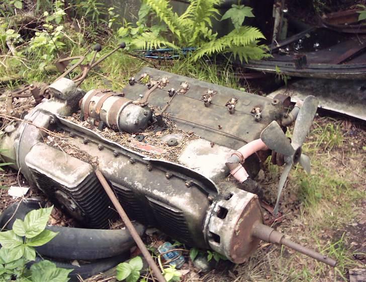 Bilkirkegård i Ryd i Sverige..... - Gammel ? motor...... Meen den er ihvertfald 6 cylindret.... billede 2