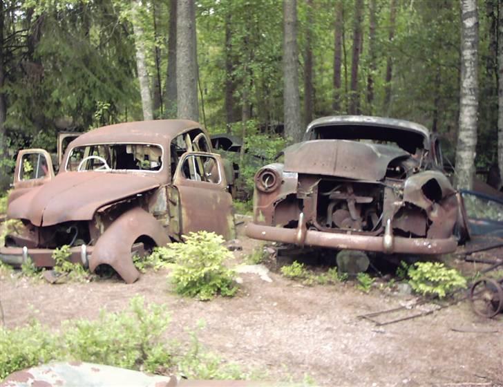 Bilkirkegård i Ryd i Sverige..... - Chevrolet igen igen, med noget jeg ikke kan bestemme på sin venstre side - Kan i?
 billede 5