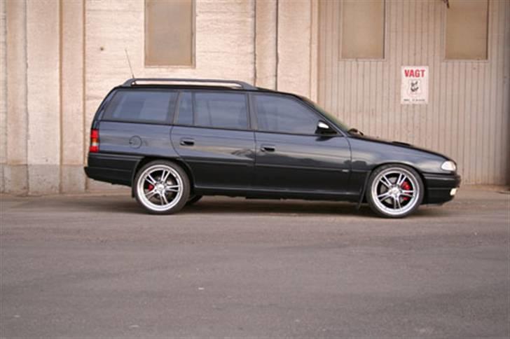 Min "gamle"Astra F C20XE Irmscher Caravan - Her monteret med et weitec 50mm forfjedre og Irmscher 20mm bagfjedre... Høj i røven..??? Ja taak... billede 1