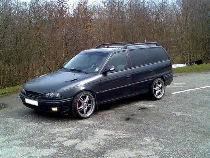 Min "gamle"Astra F C20XE Irmscher Caravan - Her monteret med Angel Eyes og Weitec 30/30mm komplet kit med Weitec sportsstøddæmpere billede 13