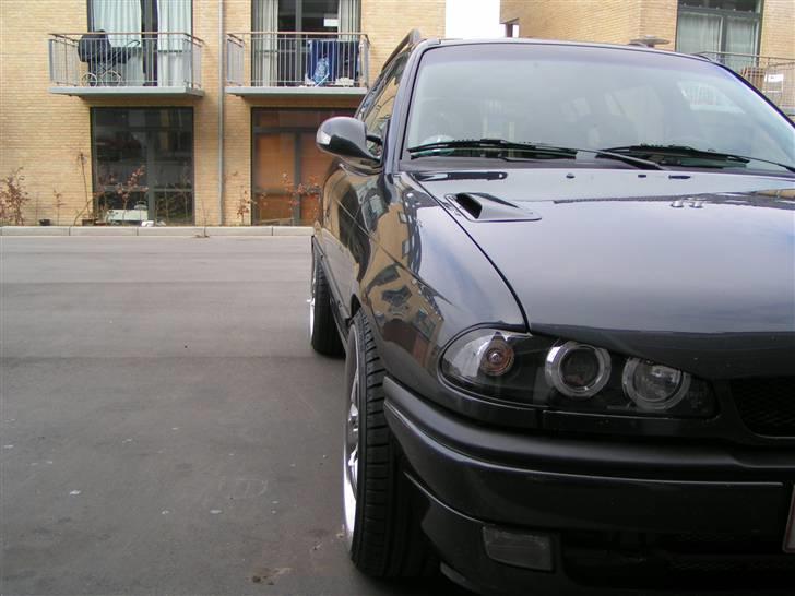 Min "gamle"Astra F C20XE Irmscher Caravan - Fælgene går lige til kanten.... måske lidt ud over.. ha ha ha billede 18