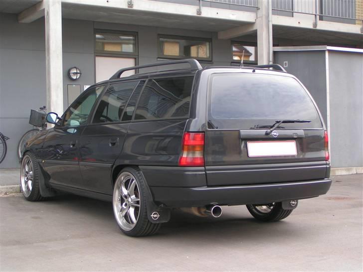 Min "gamle"Astra F C20XE Irmscher Caravan - Friedrich Motorsport Rustfri udstødning fra kat og bagud i 2,5" rør og én enkelt afgang Ø90mm monteret på bilen billede 19