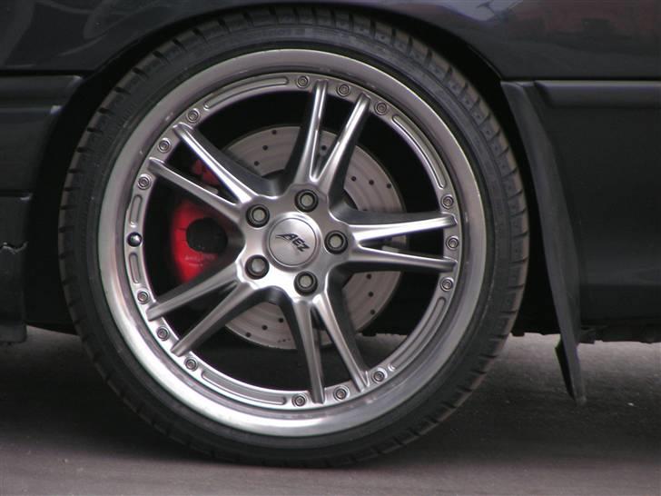 Min "gamle"Astra F C20XE Irmscher Caravan - 300x30mm forbremseskiver fra en Mercedes E500 W124 model og Girling bremsecalipere fra Opel Omega 3000 24V. Bremserne er godkendt af EDS Motorsport til deres C20LET motor tuning med Phase 3,5(330hk) 
5 huls undervogn fra en Vectra A 2,5 V6, 8,5x 18" splitfælge fra AEZ med Conti 215-35/18 dæk billede 20