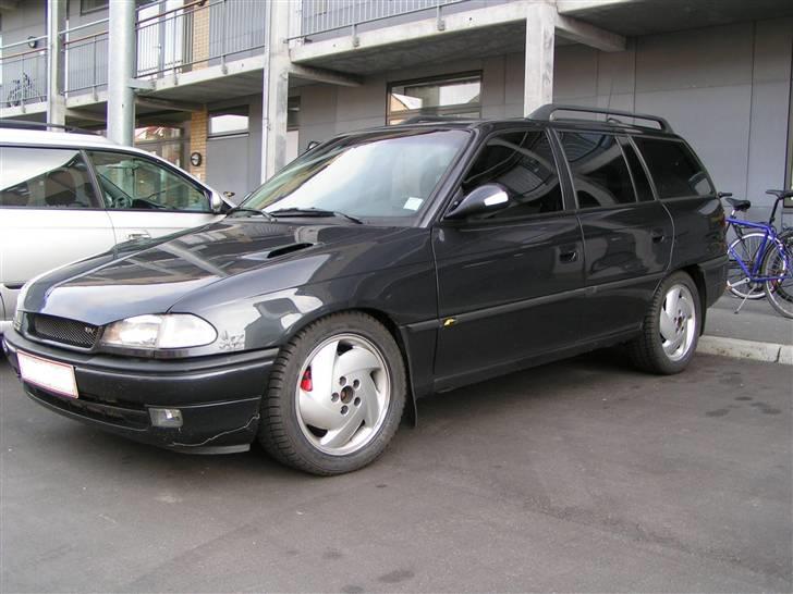 Min "gamle"Astra F C20XE Irmscher Caravan - Her med vintersko monteret og knækket forkofanger. Fælgene fra Opel Calibra Turbo med 205-50/16 vinterdæk... og kofangeren er ræven´s skyld... Ræven skulle absolut løbe ud foran bilen da jeg kom kørende forbi... billede 22