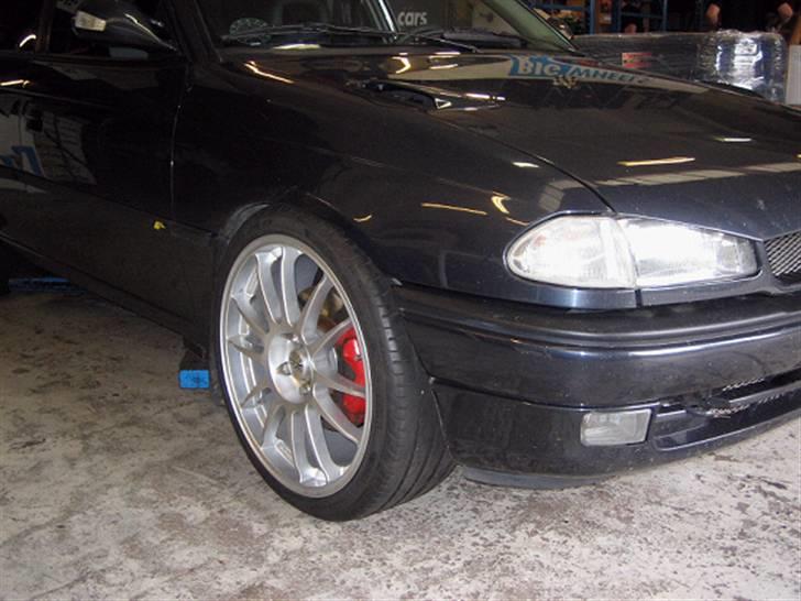 Min "gamle"Astra F C20XE Irmscher Caravan - 8x19 ET40 monteret med 235-35/19 prøvemonteret...... der mangler ca. 2cm at sænke inden liften er i bund billede 23