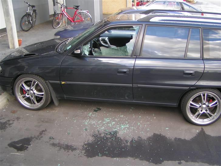 Min "gamle"Astra F C20XE Irmscher Caravan - Dette syn mødte mig en Torsdag morgen :-( billede 26