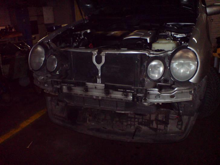 Montering af nye lygter Mercedes W210 - Så røg kofangeren af.... billede 1